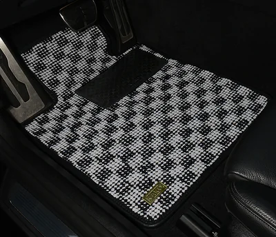 Gran' FLAXY installed in a vehicle in Brilliant Gray